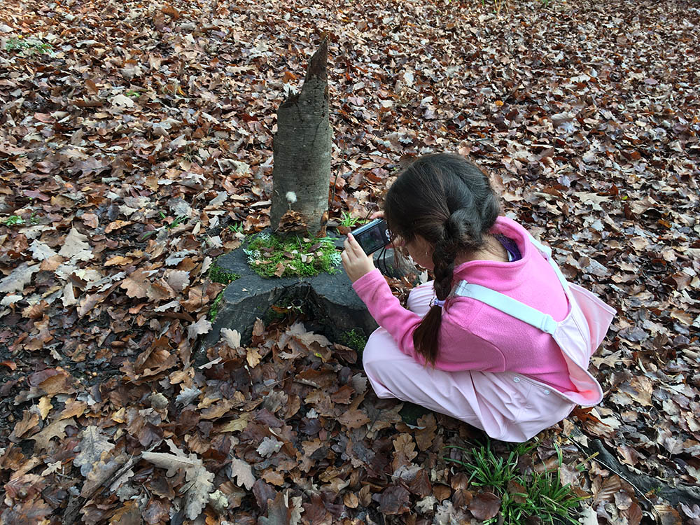 Elève jouant dans les bois lors de l'école en forêt